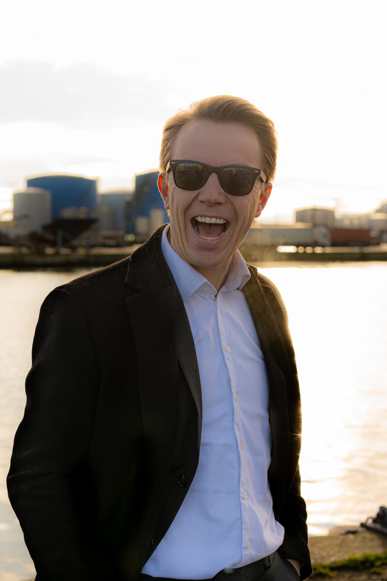 Peter Haahr Rasmussen griner i solen ved havnen