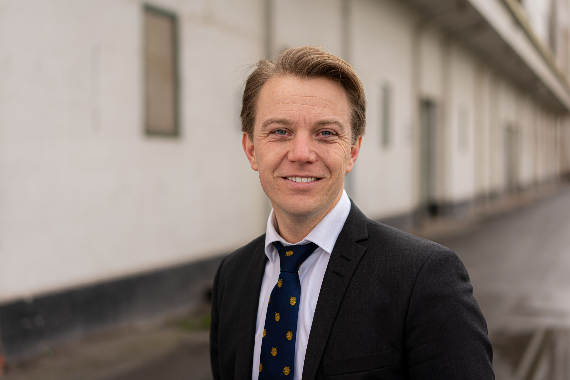 Peter Haahr Rasmussen med et smil og direkte øjenkontakt